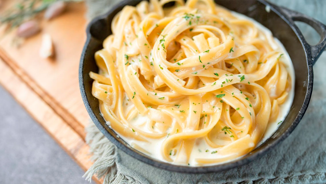 Macarrão com Brócolis e Bacon ao molho béchamel