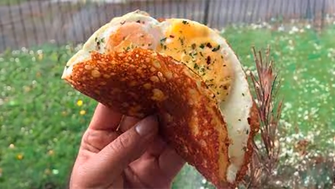 Ovos com casquinha de mussarela