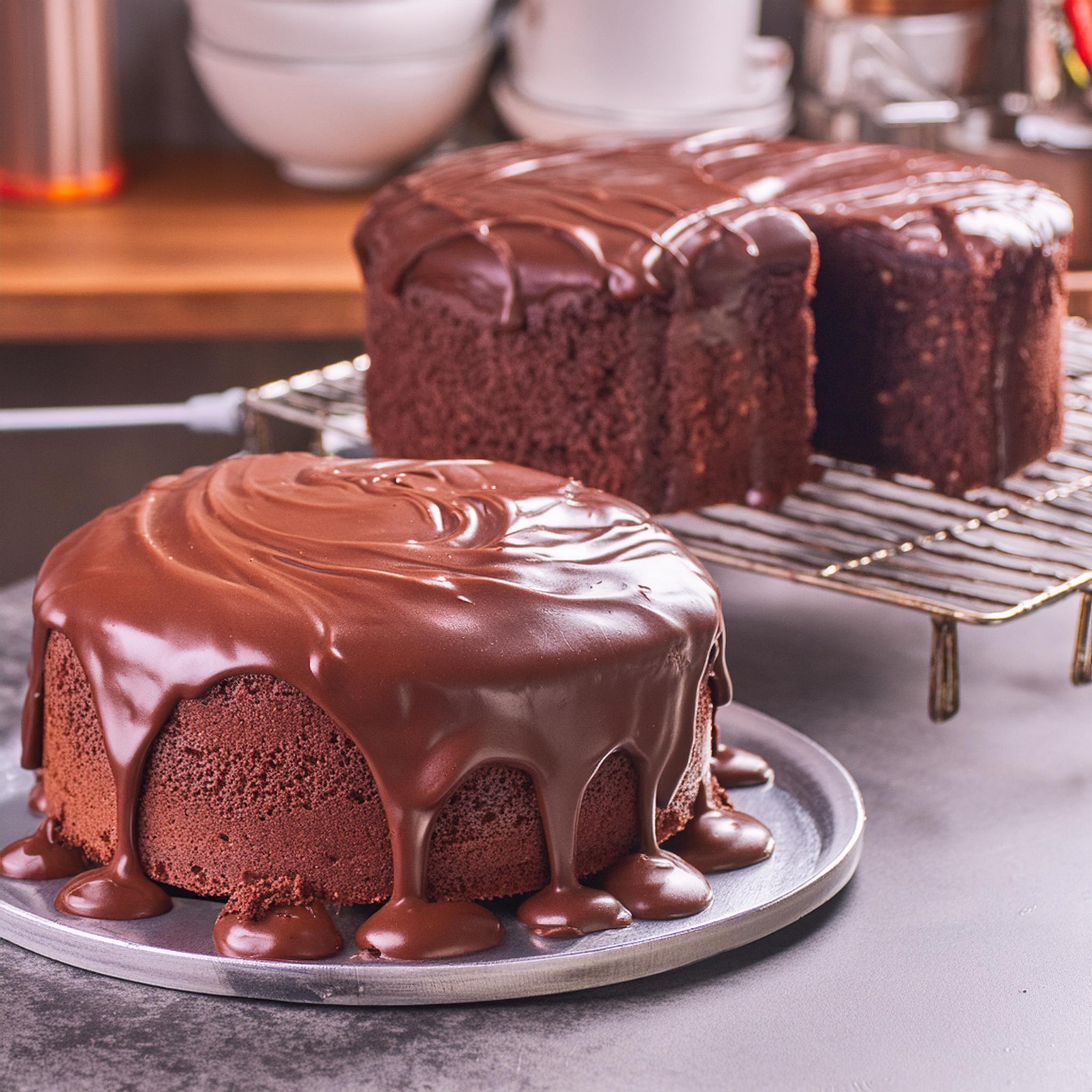 Aprenda a fazer um delicioso bolo de chocolate com calda usando ingredientes simples e técnicas fáceis. Surpreenda sua família e amigos com essa sobremesa irresistível. Leia mais para dicas e curiosidades!