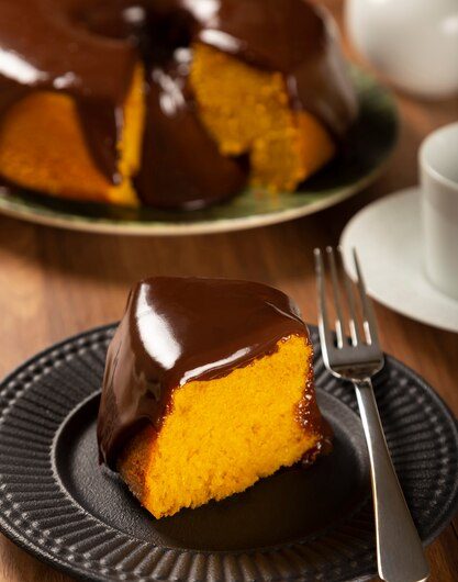 Receita de Bolo de Cenoura Fofinho com Casquinha Crocante de Chocolate