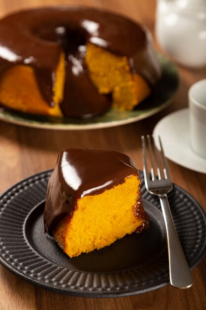 bolo de cenoura com cobertura de chocolate