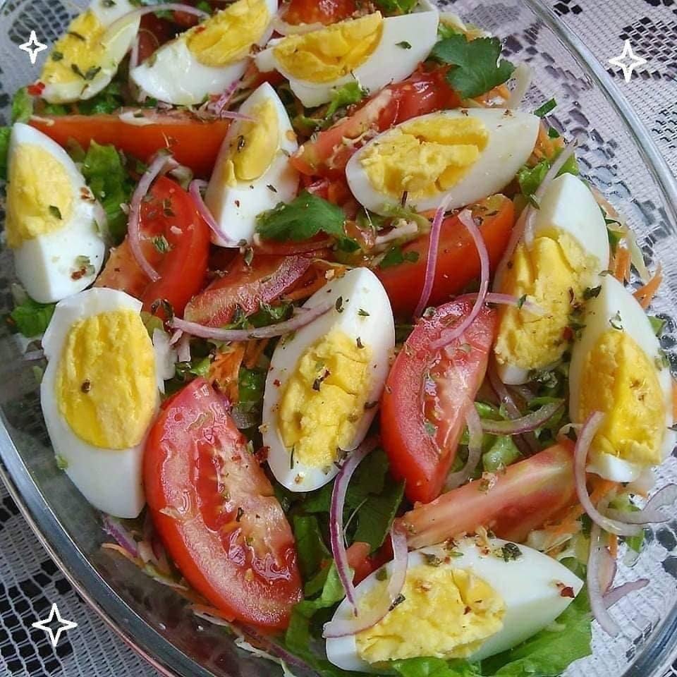 salada com ovo