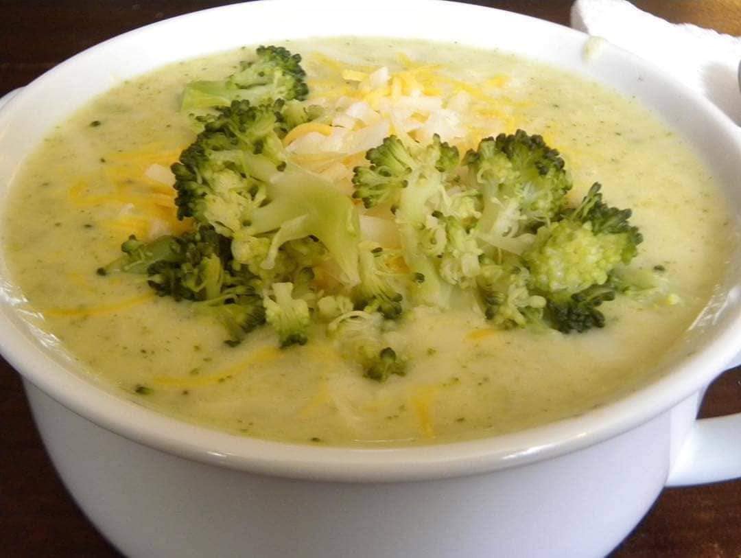 sopa de brócolis com queijo