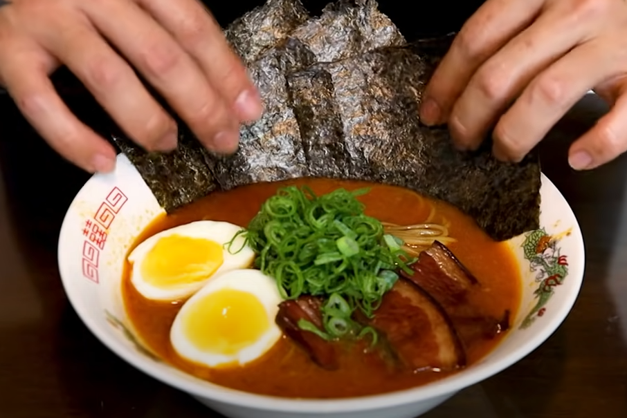 ramen com carne de porco, receita de lamen, lamen autêntico, como fazer ramen, tarê de shoyu, caldo de ramen