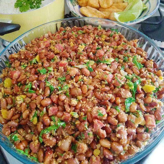 Feijão tropeiro mineiro, receita de feijão tropeiro, feijão tropeiro com bacon e linguiça, culinária mineira, feijão tropeiro fácil, feijão com farinha, receita tradicional mineira, prato típico de Minas Gerais, feijão tropeiro com ovo, como fazer feijão tropeiro.