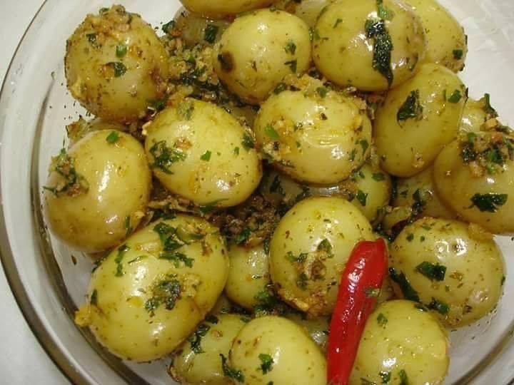 Salada de batata bolinha, receita de salada de batata, batatinhas temperadas, salada para churrasco, acompanhamento fácil, salada de batata com alho, salada para festas.