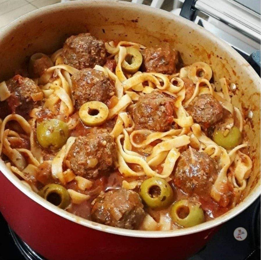 Macarrão com almôndegas, receita fácil, almôndegas, molho de tomate, macarrão com azeitonas.