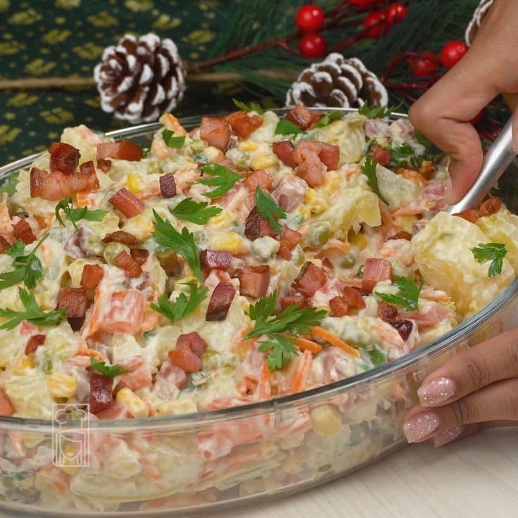 salada de batata com bacon, receita de salada de batata, salada de bacon, acompanhamento para churrasco, salada cremosa, receita de salada fácil, salada de batata cremosa, salada com bacon.