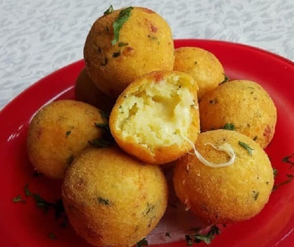 Bolinho de batata com queijo, receita de bolinho de batata, bolinho frito de batata, aperitivo de batata e queijo, bolinho crocante, petisco de batata.