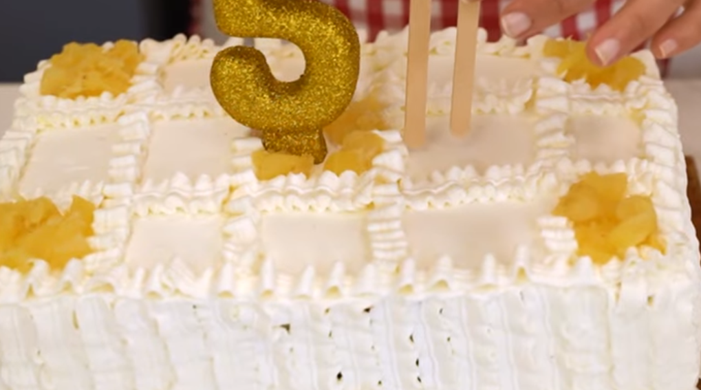 Bolo de aniversário anos 90, bolo com abacaxi e chantilly, bolo para festa anos 90, bolo grande de aniversário.