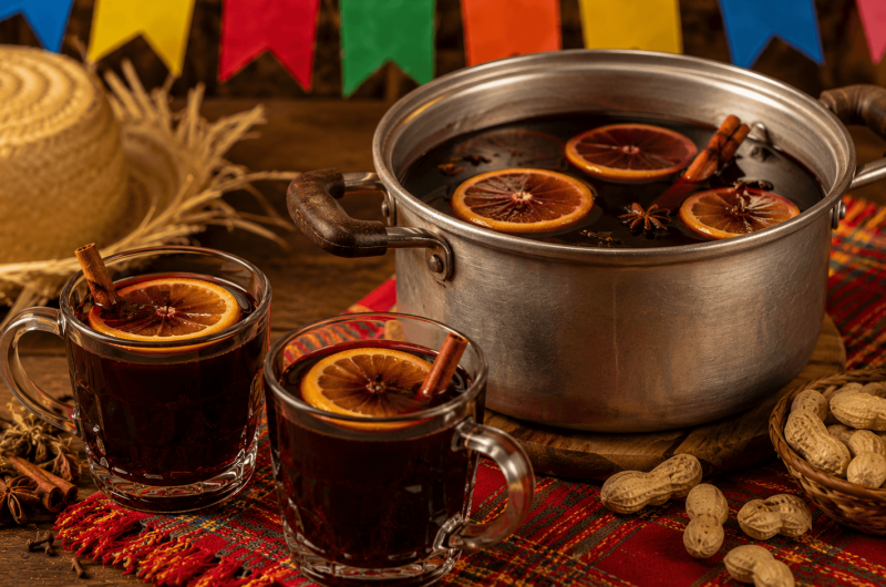 Quentão Tradicional: A Receita Típica de Festa Junina que Aquece as Noites de Inverno